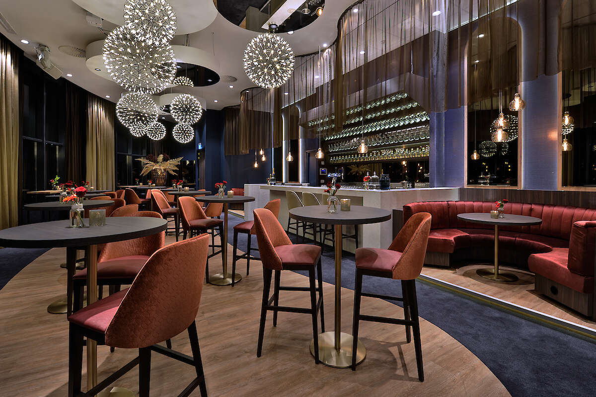 skybar-sixx-skybar-op-16e-etage-met-panoramisch-uitzicht